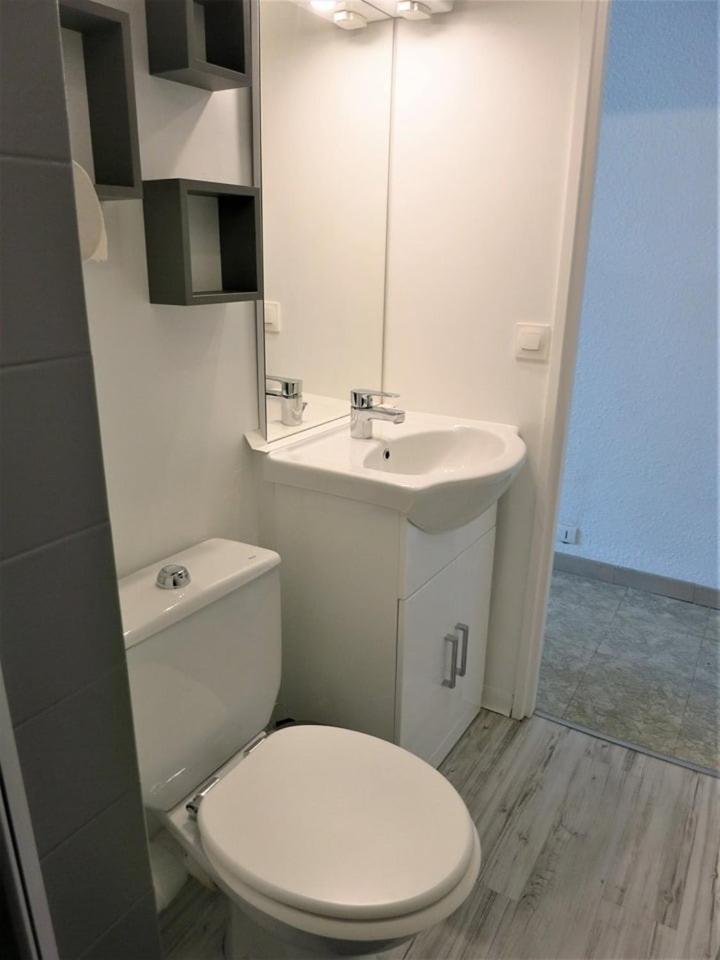 B Front De Apartment