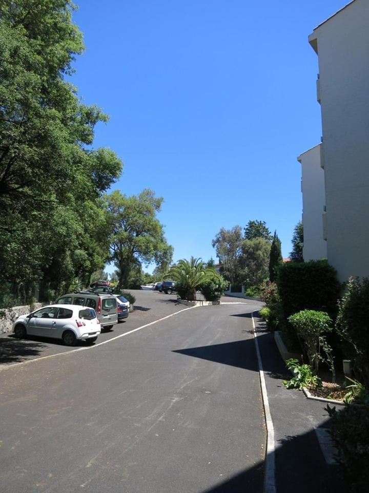 Apartment B Front De