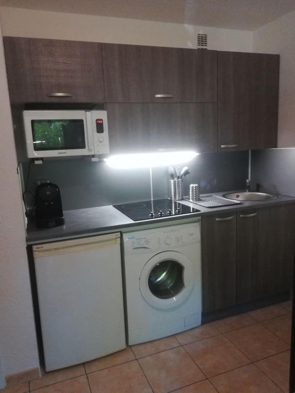 Apartment B Front De *