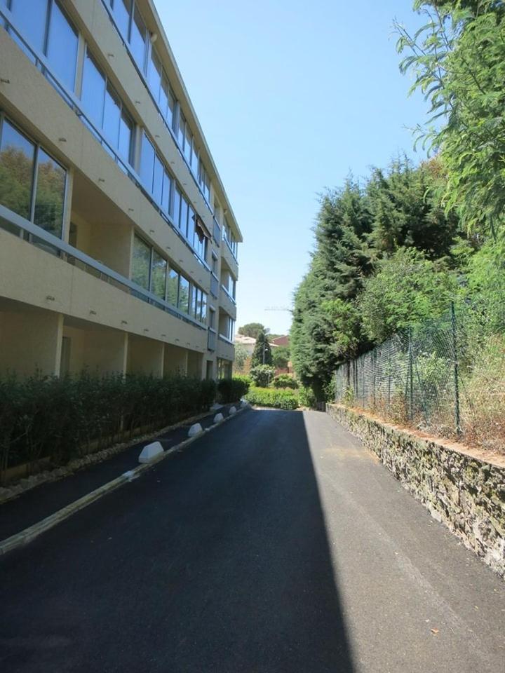 B Front De Apartment
