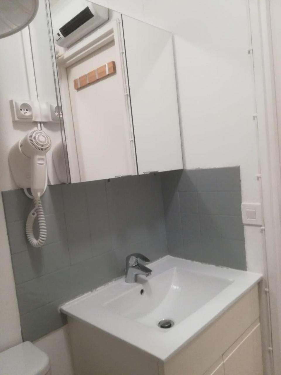 Apartment B Front De